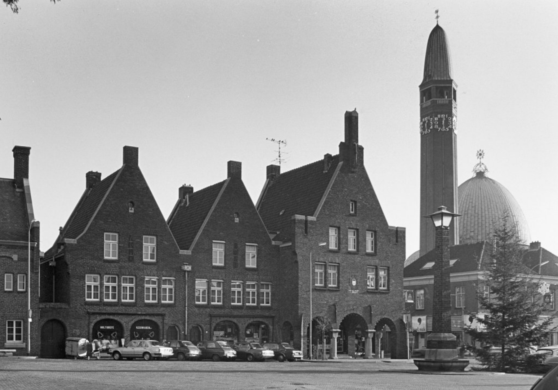 Het Raadhuisplein in Waalwijk, 1980